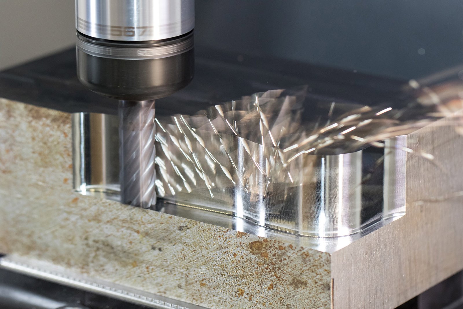 Différents outils de coupe alignés sur un établi d’atelier