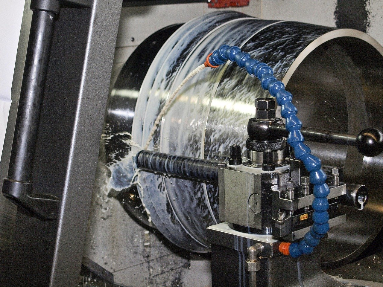 Jet de fluide de coupe sur une fraise en rotation